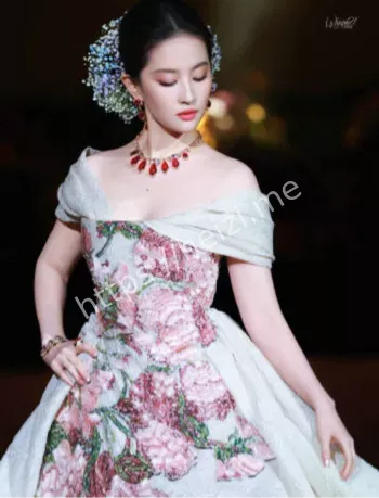 刘亦菲裙摆拉出瞬间